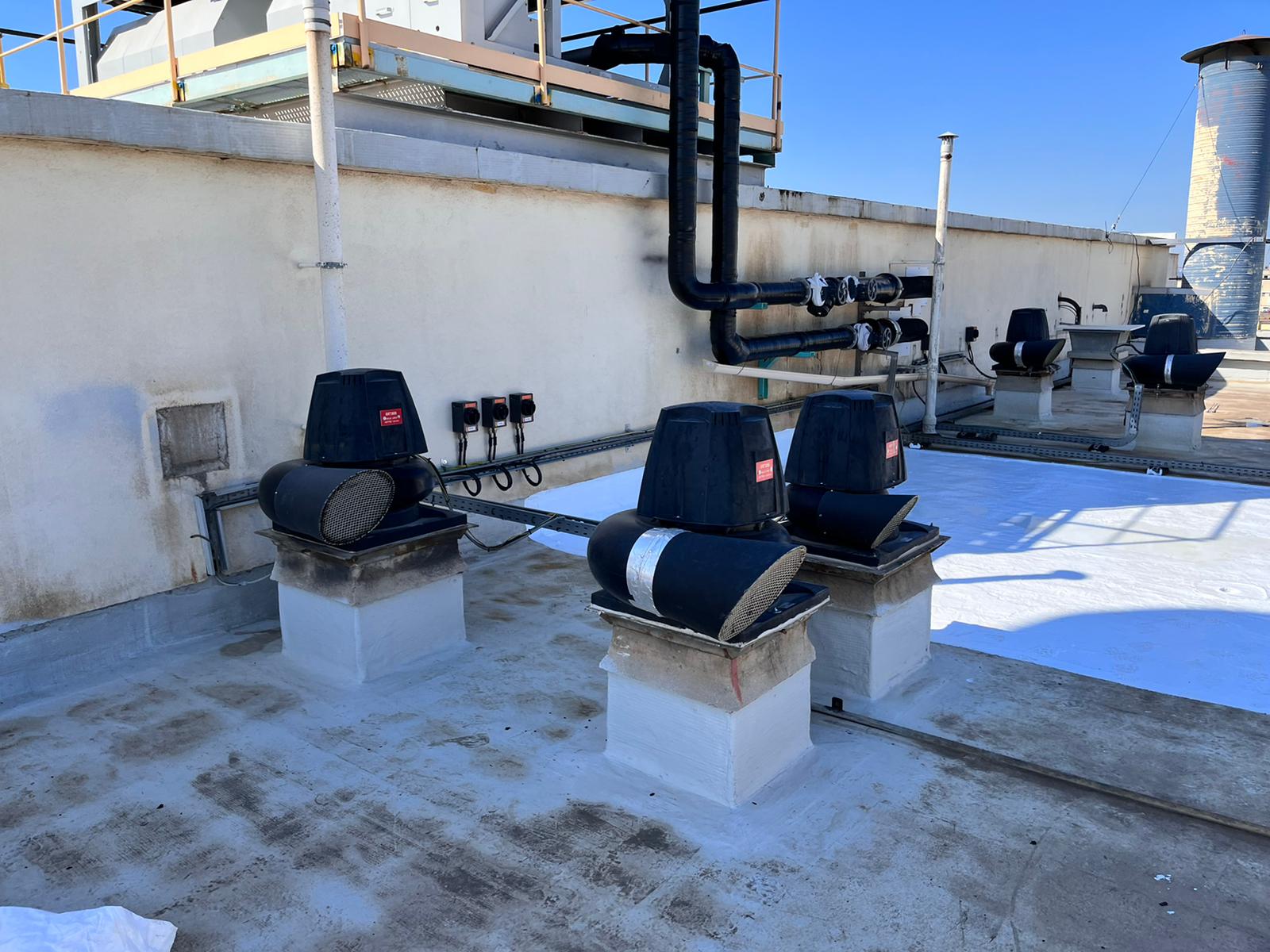 Installation of SEAT 35 ATEX with roof kit on the roof of a petrochemical plant in Marseille (France). 